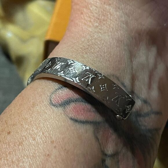 LOUIS VUITTON Manchette Monogram Bold Cuff - Picture 4 of 7